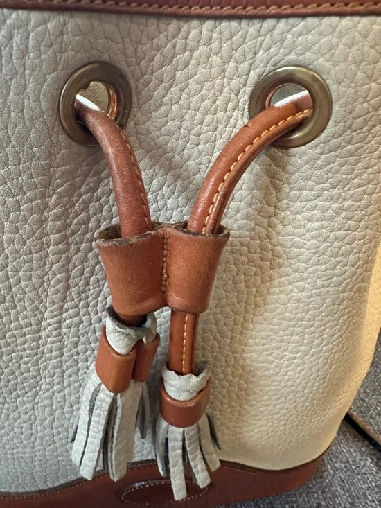 Vintage Dooney & Bourke Cream and Brown Pebble Leather Drawstring Bucket Bag - Picture 3 of 10